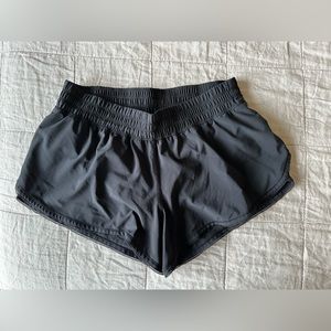 Lululemon Seek The Heat Shorts II womens size 6 black 2.5 inch inseam running